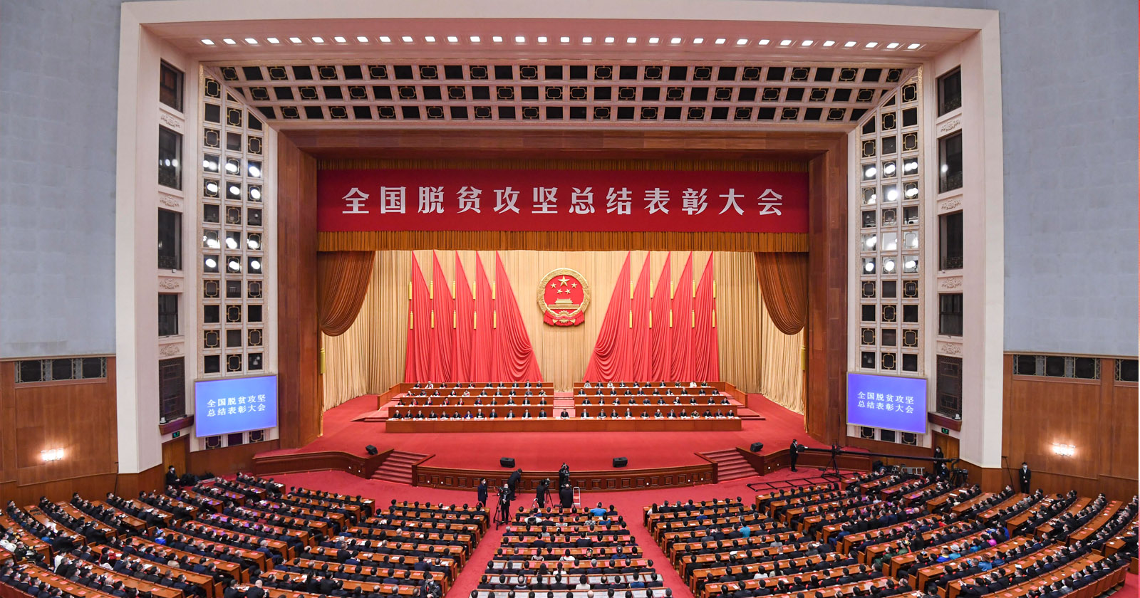 2021年2月25日，，，，，，，天下脱贫攻坚总结表扬大会在北京人民大礼堂盛大举行，，，，，，，OLE777股份荣获“天下脱贫攻坚先进整体”称呼，，，，，，，温志芬董事长代表公司进京接受表扬。。。。。。。.jpg